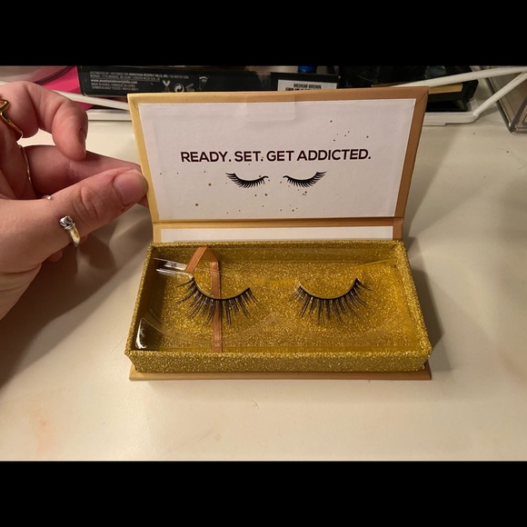 Lashaholic - Picture 2 of 2